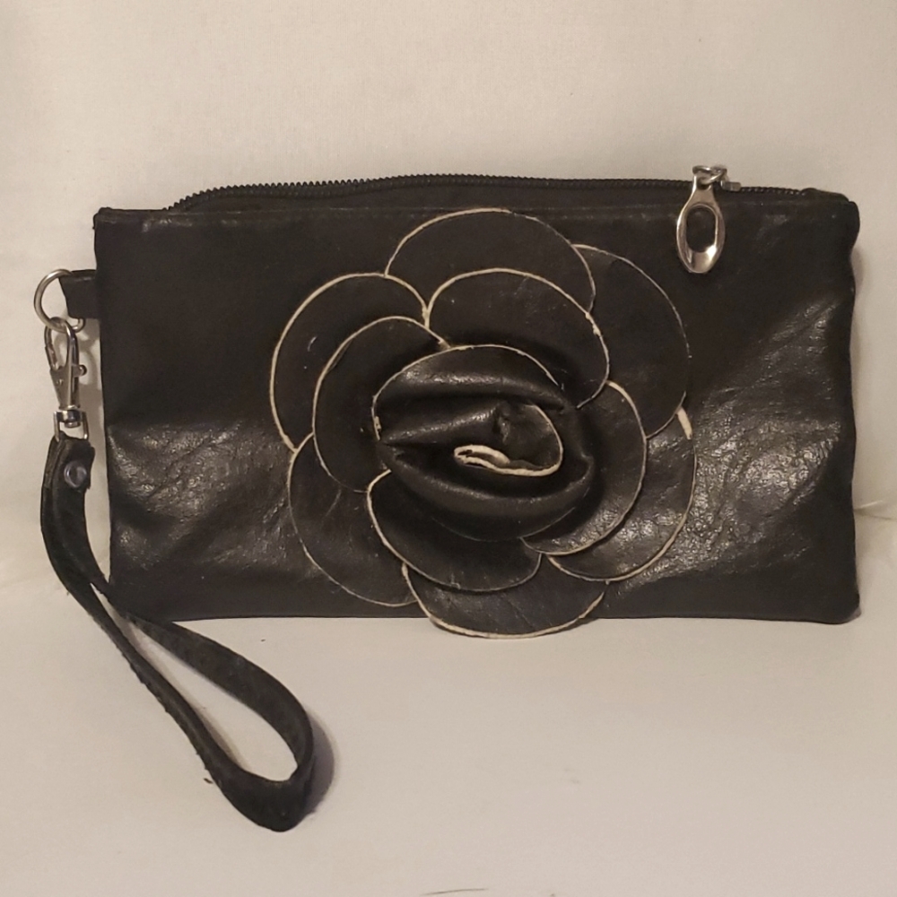 Vintage 🖤 Black flower wristlet